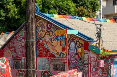 Gökkuşağı köyü. Evin üzerine renkli grafitiler boyandı. İnsanların duvarlarda renkli resimler ve illüstrasyonlar görebilirsiniz popüler bir seyahat yer. Taichung, Tayvan - 27 Ağustos 2019