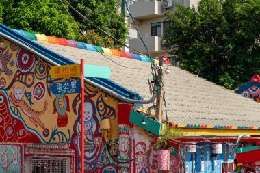 Gökkuşağı köyü. Evin üzerine renkli grafitiler boyandı. İnsanların duvarlarda renkli resimler ve illüstrasyonlar görebilirsiniz popüler bir seyahat yer. Taichung, Tayvan - 27 Ağustos 2019