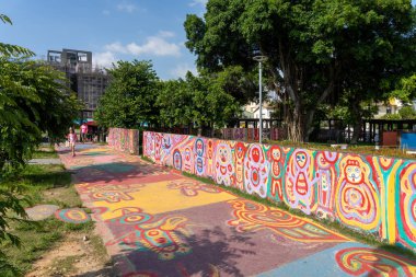 Gökkuşağı köyü. Evin üzerine renkli grafitiler boyandı. İnsanların duvarlarda renkli resimler ve illüstrasyonlar görebilirsiniz popüler bir seyahat yer. Taichung, Tayvan - 27 Ağustos 2019