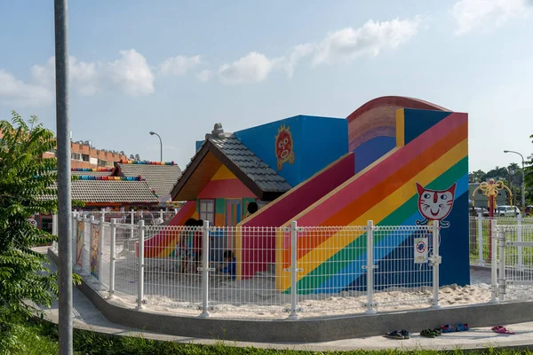 Sateenkaarikylä. Talo tarjoaa värikkään graffitin. Suosittu matkakohde, jossa ihmiset voivat katsella värikkäitä maalauksia ja kuvituksia seinillä. Taichung, Taiwan - AUG 27, 2019 — kuvapankkivalokuva