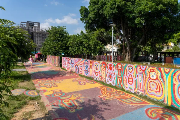 Tęczowa wioska. Kolorowe graffiti malowane na dom. Popularnym miejscem podróży, gdzie ludzie mogą oglądać kolorowe obrazy i ilustracje na ścianach. Taichung, Tajwan-27 sierpnia, 2019 — Zdjęcie stockowe