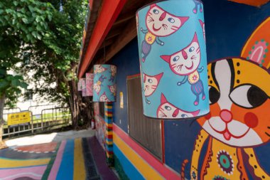 Gökkuşağı köyü. Evin üzerine renkli grafitiler boyandı. İnsanların duvarlarda renkli resimler ve illüstrasyonlar görebilirsiniz popüler bir seyahat yer. Taichung, Tayvan - 27 Ağustos 2019