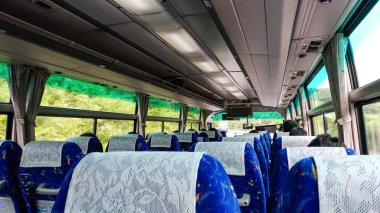 Jr Bus Tohoku'dan Oirase Çayı'na doğru ilerleyin. Akan nehir, yeşil yapraklar, Towada Hachimantai Milli Parkı'ndaki yosunlu kayalar için ünlü ve popüler yerler, Aomori, Japonya - 6 Ağustos 2017