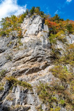 Geibi Gorge ( Geibikei ) Güneşli bir günde sonbahar yaprakları manzara manzarası. Ichinoseki, Iwate Prefecture, Japonya'da muhteşem sonbahar renkleri güzel manzaralar