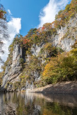 Geibi Gorge ( Geibikei ) Güneşli bir günde sonbahar yaprakları manzara manzarası. Ichinoseki, Iwate Prefecture, Japonya'da muhteşem sonbahar renkleri güzel manzaralar