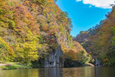 Geibi Gorge ( Geibikei ) Güneşli bir günde sonbahar yaprakları manzara manzarası. Ichinoseki, Iwate Prefecture, Japonya'da muhteşem sonbahar renkleri güzel manzaralar