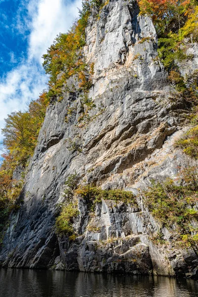 芸備渓谷(芸飛)晴れた日の紅葉風景。岩手県一関市の壮大な秋の色彩の美しい風景 — ストック写真