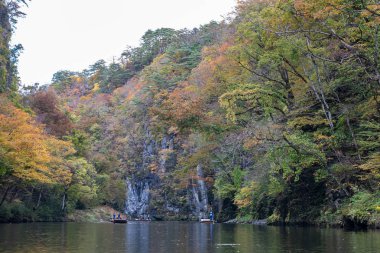 Geibikei Gorge River Cruises Sonbahar yeşillik sezonunda. Güneşli havalarda güzel manzara manzaralar. Ichinoseki, Iwate Prefecture, Japonya - 28 Ekim 2018