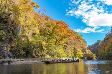 Geibikei Gorge River Cruises Sonbahar yeşillik sezonunda. Güneşli havalarda güzel manzara manzaralar. Ichinoseki, Iwate Prefecture, Japonya - 28 Ekim 2018