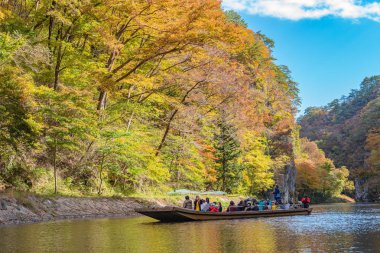 Geibikei Gorge River Cruises Sonbahar yeşillik sezonunda. Güneşli havalarda güzel manzara manzaralar. Ichinoseki, Iwate Prefecture, Japonya - 28 Ekim 2018