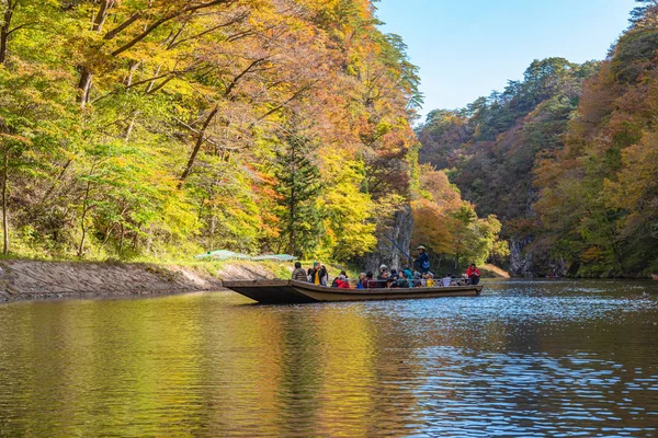 Geibikei Gorge River Cruises in Autumn foliage season. Beaux paysages vue sur les paysages par temps ensoleillé. Ichinoseki, préfecture d'Iwate, Japon - 28 oct. 2018 — Photo