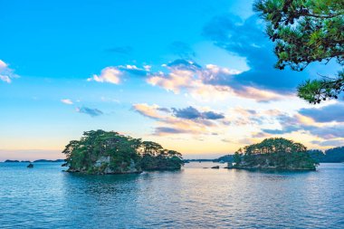 Matsushima Körfezi alacakaranlıkta, çam ağaçları ve kayalarla kaplı güzel adalar. Japonya'nın Üç Görüş biri, ve aynı zamanda Zuigan-ji, Entsu-in ve Kanrantei sitedir. in Miyagi Prefecture, Japonya