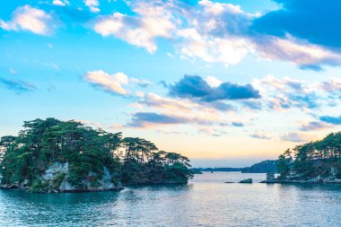 Matsushima Körfezi alacakaranlıkta, çam ağaçları ve kayalarla kaplı güzel adalar. Japonya'nın Üç Görüş biri, ve aynı zamanda Zuigan-ji, Entsu-in ve Kanrantei sitedir. in Miyagi Prefecture, Japonya
