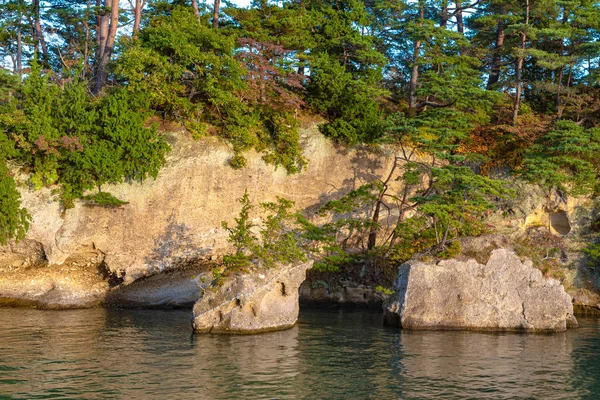 Bahía de Matsushima al atardecer, hermosas islas cubiertas de pinos y rocas. Una de las Tres Vistas de Japón, y es también el sitio de los Zuigan-ji, Entsu-in y Kanrantei. en la Prefectura de Miyagi, Japón —  Fotos de Stock