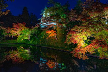 Hirosaki Castle Park Sonbahar yeşillik manzara görünümü. Güzel manzaralar, geceleri hendek ışık yüzeye yansıyan çok renkli aydınlatmak. Hirosaki city, Aomori Prefecture, Japonya