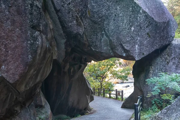 Ishimon, een natuurlijke granieten gewelfde stenen deur bij Mitake Shosenkyo Gorge. Een populaire toeristische attracties. Herfst gebladerte landschap uitzicht in zonnige dag. Kofu, prefectuur Yamanashi, Japan — Stockfoto