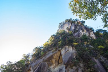 Güneşli bir günde Mitake Shosenkyo Gorge Sonbahar yeşillik manzara manzarası. Muhteşem sonbahar renklerigüzellik manzaralar. Kofu, Yamanashi Prefecture, Japonya'da popüler turistik mekanlar