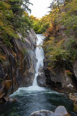 Senga Şelalesi ( Sengataki ), Mitake Shosenkyo Geçidi'nde bir şelale. Güneşli bir günde sonbahar yeşillik manzara manzarası. Kofu, Yamanashi Prefecture, Japonya'da popüler turistik mekanlar