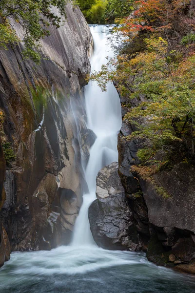 Senga Cascada (Sengataki), Una cascada en Mitake Shosenkyo Gorge. Paisaje de follaje otoñal vista en día soleado. Atracciones turísticas populares en Kofu, Prefectura de Yamanashi, Japón — Foto de Stock