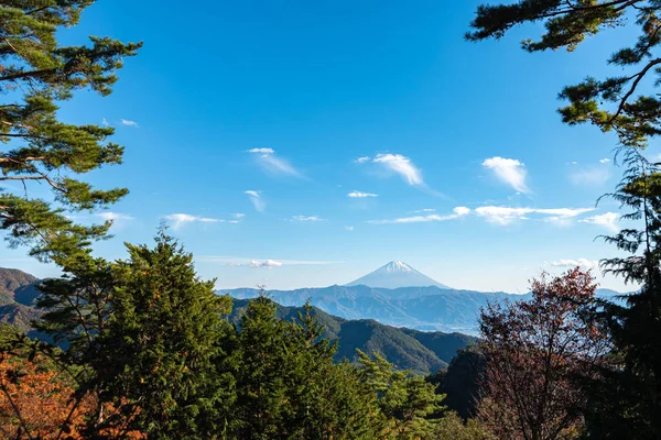 Mount Fuji, das Welterbe. Schöne Aussicht auf die Landschaft, Kiefernwälder im Vordergrund, blauer Himmel und weiße Wolken im Hintergrund. Shosenkyo Beobachtungsstation, Stadt Kofu, Präfektur Yamanashi, Japan — Stockfoto