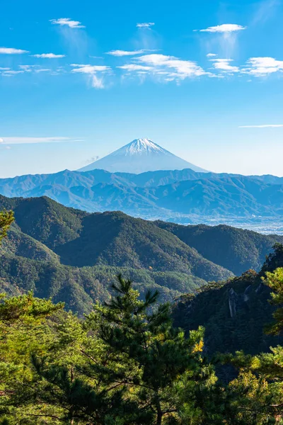 De berg Fuji, het werelderfgoed. Prachtig uitzicht op de omgeving, dennenbossen op de voorgrond, blauwe hemel en witte wolken in de achtergrond. Shosenkyo Observation station, Kofu City, Yamanashi prefectuur, Japan — Stockfoto