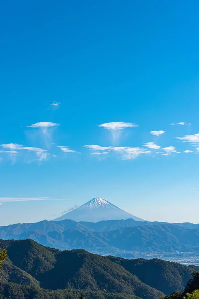 Monte Fuji, o Património Mundial. Bela vista panorâmica, florestas de pinheiros em primeiro plano, céu azul e nuvens brancas no fundo. Estação de observação Shosenkyo, Cidade de Kofu, Prefeitura de Yamanashi, Japão — Fotografia de Stock