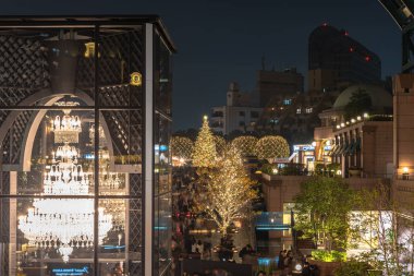 Tokyo, Japonya - Aralık 22 2018 : Bakara Ebedi Işıklar yıllık aydınlatma festivali Yebisu Garden Place'de. Olayların ana cazibe en büyük kristal avize dekorasyon biridir