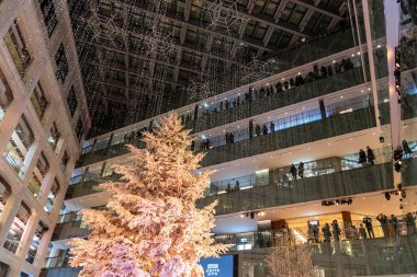 Tokyo, Japonya - 22 Aralık 2018 : White Kitte kış aydınlatma festivali, şehirdeki ünlü romantik ışık etkinlikleri, güzel manzara, popüler turistik mekanlar, tatil için seyahat yerleri