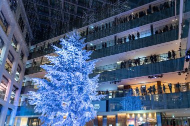 Tokyo, Japonya - 22 Aralık 2018 : White Kitte kış aydınlatma festivali, şehirdeki ünlü romantik ışık etkinlikleri, güzel manzara, popüler turistik mekanlar, tatil için seyahat yerleri