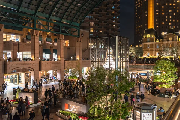 Tokio, Japan - 22. Dezember 2018: Baccarat Ewiges Lichterfest am Yebisu Gartenplatz. Hauptattraktion der Veranstaltungen ist eine der größten Kristallkronleuchter-Dekorationen — Stockfoto