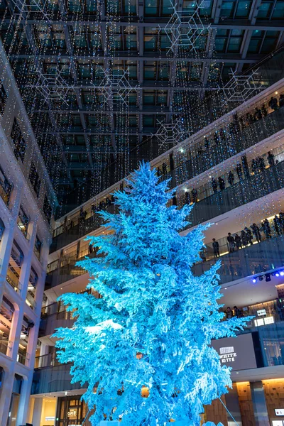 東京、日本 - 2018年12月22日 :ホワイトキッテ冬のイルミネーションフェスティバル、市内の有名なロマンチックなライトアップイベント、美しい景色、人気の観光スポット、休日の旅行先 — ストック写真