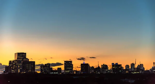 Város Skyline szürkesen, gyönyörű színes égbolt horizont Tokióban, Japán — Stock Fotó