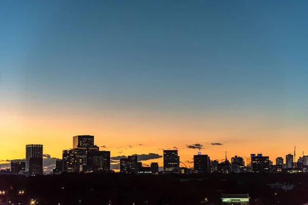 Skyline da cidade no crepúsculo, horizonte colorido bonito do céu em Tóquio, Japão — Fotografia de Stock