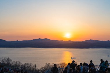 Hokkaido, Japonya - 15 Temmuz 2018: Sunset time in Mount. Hakodate (Hakodate-yama) gözlem güvertesi. Ziyaretçi kentsel alanların, çevreleyen deniz ve dağların tadını çıkarabilir. Popüler gezici mekan