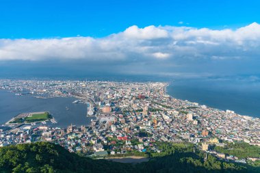 Mt. Mt. Güneşli bir günde Hakodate gözlem güvertesi, gündüz boyunca geniş manzarası olağanüstüdür. Hakodate City, Hokkaido, Japonya 'da üç yıldızlı turistik bir yer.