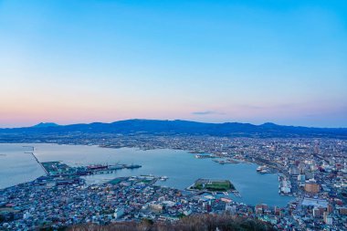Gece görüşü Mt. Hakodate gözlem güvertesi, akşamları manzaranın aydınlığı muhteşemdir. Hakodate City, Hokkaido, Japonya 'da üç yıldızlı turistik bir yer.