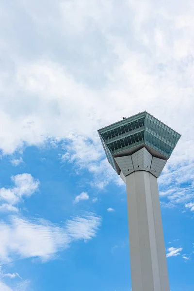 Goryokaku Tower på sommaren solig dag vita moln och skyn himmel. Tornobservatoriets däck befaller hela utsikten över Goryokaku Park, det vackra stjärnformade fortet. Hakodate City, Hokkaido, Japan — Stockfoto