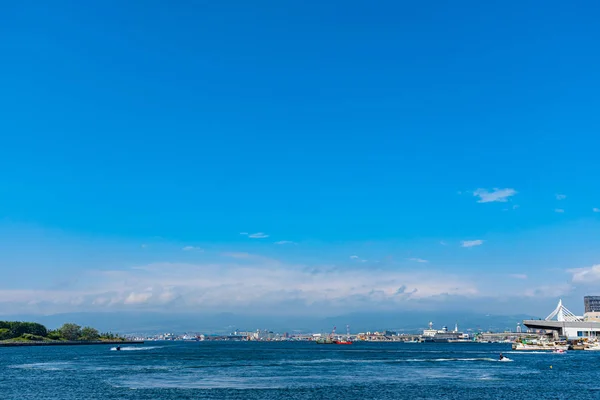 Hakodate, Hokkaido, Japan - 15 juli 2018: Hakodate Port på sommaren solig dag vita moln och skyn himmel. En av de största hamnarna i norra Japan — Stockfoto