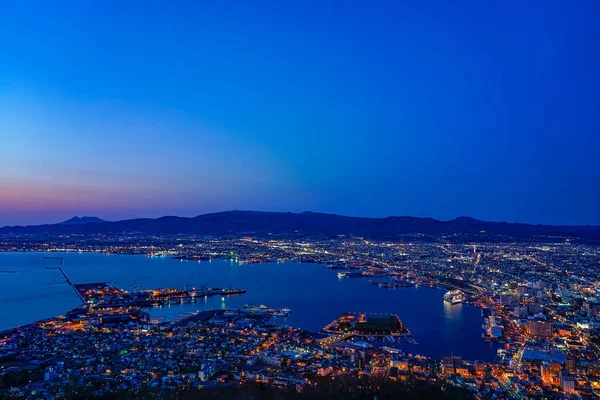 Night view from Mt. Hakodate observation deck, the expansive vista light up in evening is spectacular. A famous three star rating sightseeing spot in Hakodate City, Hokkaido, Japan — Stock Photo, Image