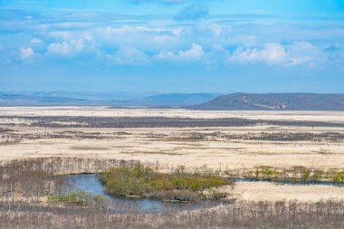 Bahar günü Hokkaido 'daki Kushiro Shitsugen ulusal parkında, Japonya' nın en büyük sulak arazisi olan Hosooka gözlem güvertesinden manzara. Park, sulak arazi ekosistemleriyle ünlüdür.