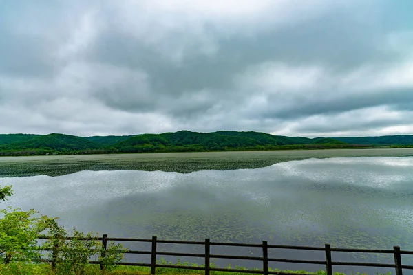 Takkobu-tó a nyári felhős napokon. Ez a legkisebb édesvízi tó a Kushiro Wetland San Lake déli részén. Hokkaido, Japán — Stock Fotó