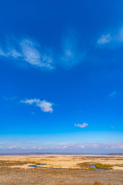 Национальный парк Кусиро Ситсуген на Хоккайдо весной, вид с обзорной площадки Хосука, крупнейшего водно-болотного угодья в Японии. Парк известен своими водно-болотными экосистемами
