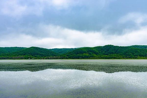 Lac Takkobu par temps nuageux d'été. C'est le plus petit lac d'eau douce du sud du lac San de Kushiro. Hokkaido, Japon — Photo