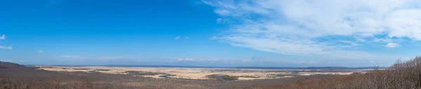 Национальный парк Кусиро Ситсуген на Хоккайдо весной, вид с обзорной площадки Хосука, крупнейшего водно-болотного угодья в Японии. Парк известен своими водно-болотными экосистемами — стоковое фото