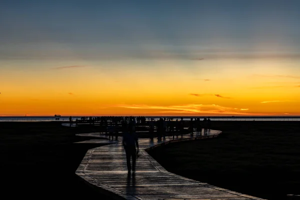 Mar costa pintoresco puente de sendero turístico bajo el sol resplandor con nubes rosadas. Humedales Gaomei, ciudad de Taichung, Taiwán —  Fotos de Stock