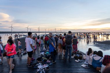 Taichung City, Tayvan - 4 Temmuz 2020: Günbatımı sırasında Gaomei Bataklıkları 'nda su oynayan kalabalık. Qingshui Bölgesi