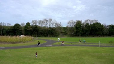 Ibaraki Eyaleti, Japonya - OCT 20, 2019: Hitachi Sahil Parkı 'nda yürüyen ve bisiklet süren turistler.