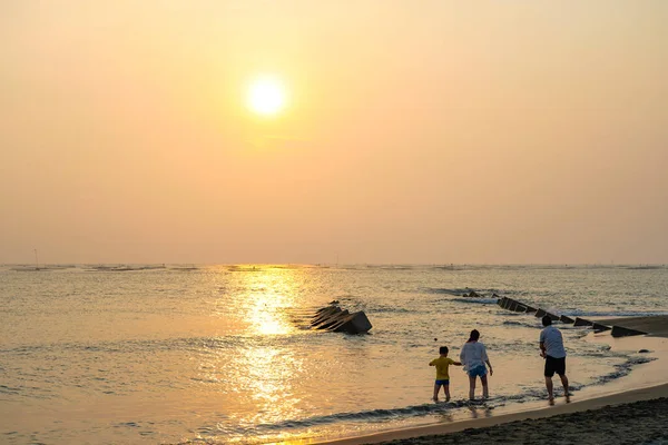 View Beach Yellow Glowing Sun Setting Horizon Asian Family Playing — Stock Photo, Image