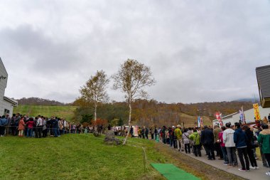 Naeba, Yuzawa, Niigata Bölgesi, Japonya - OCT 21 2019: Turistler sonbahar yeşillik sezonunda Zirve İstasyonu 'nda (Naeba-Tashiro Gondola) Dragondola için sıraya girerler. Japonya 'nın en uzun teleferik hattı..