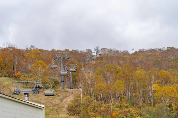 Naeba, Yuzawa, Niigata Prefecture, Japan - OCT 21 2025: Tashiro Rapid Lift, Tashiro Ski Resort σε φθινοπωρινή περίοδο φυλλώματος. — Φωτογραφία Αρχείου